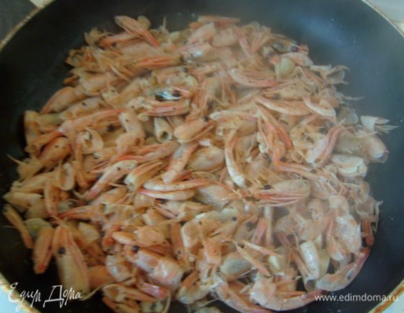 На сковороде разогреть сливочное масло и высыпать головы и панцири креветок. Жарить до "зарумянивания", до появления коричневого цвета