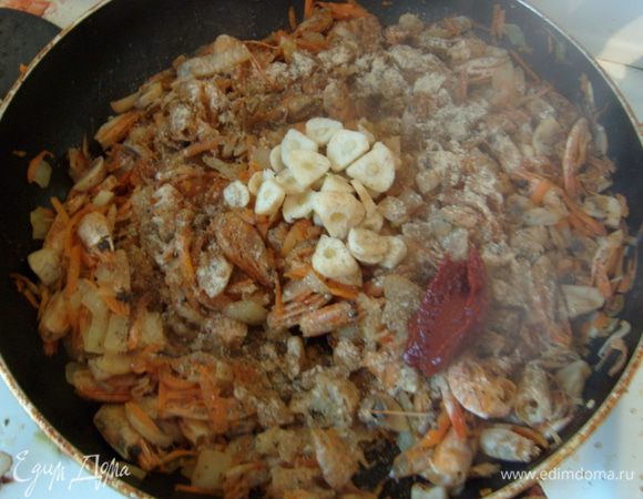 Добавить рубленый чеснок, томатную пасту, имбирь, эстрагон. Тушить 5-7 минут