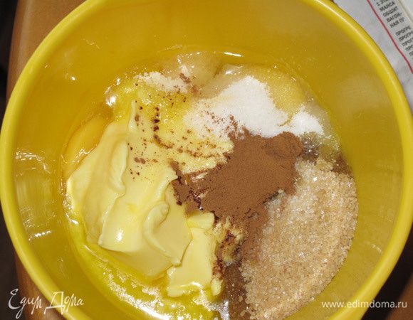 Перемешайте сахар с размягченным маслом, яйцами, ванильным и "ликерным" сахаром. Я взбивала миксером.