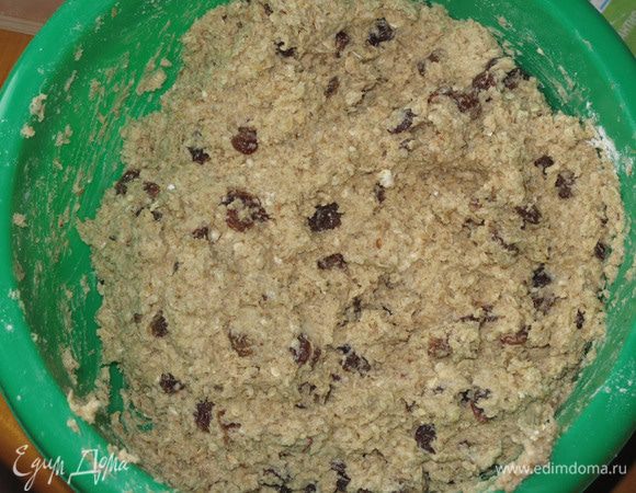 Теперь соедините все ингредиенты и тщательно перемешайте. Тесто получается очень крутое. Я сначала мешала миксером - крюками для теста, а потом руками.