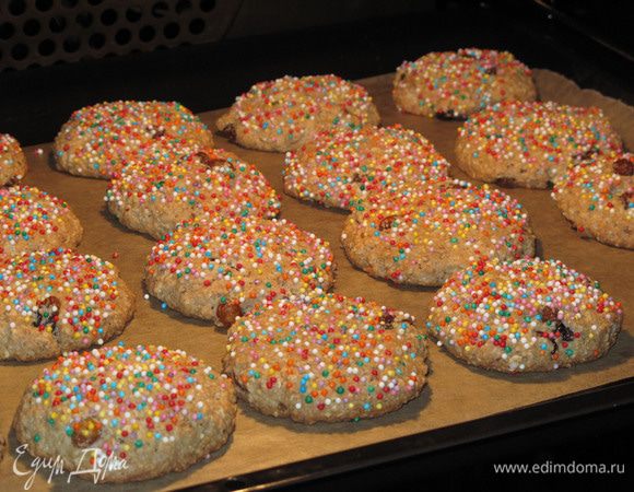 Печенье располагайте не очень близко друг другу, потому что оно хорошо подходит. Выпекайте 15 минут при 200С или смотрите по особенностям своей духовки.