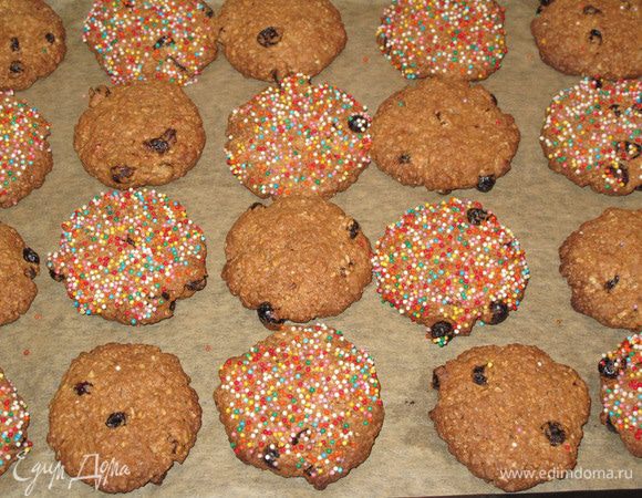 Дайте печенью остыть на противне