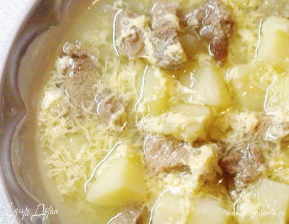 В кастрюлю  налить воду,добавить телятину порезанную на куски .Как только вода закипит,ее вылить,мясо промыть.Снова залитьмясо водой и варить  до готовности.Картофель очистить,нарезать на небольшие кусочки,добавить к мясу и +лук ,порезанный кубиками.Варить до готовности картофеля.В конце добавитьчеснок,посолить ,поперчить.Яйцо сколотить и вылить в суп.Получится красивая паутинка.
Довести до кипения ,выключить.Если есть зелень,то хорошо бы тоже добавить.Ну и морковку тоже можно.
Но я выставила вот  рецепт,который люблю с детства.