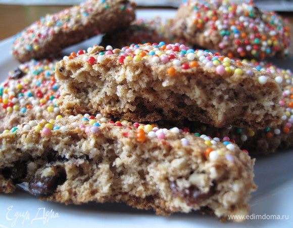 Печенье получается необыкновенно ароматным, рассыпчатым, каким-то очень домашним и уютным. Очень приятно его есть еще теплым и запивать чаем или кофе. А с кефиром получается полноценным завтрак! Приятного аппетита!