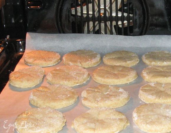 Выложить на противень, выстеленный пергаментом для выпечки.Выпекать 15-17 минут при температуре 200 градусов. Первые 7 минут я выпекала при режиме обычной духовке, а оставшееся время-в режиме конвекции.