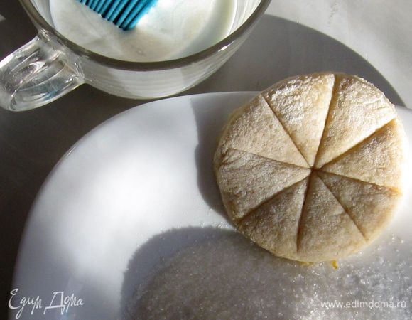 Добавить вначале муку высшего сорта .Соду, погашенную лимонным соком, корицу и немножко соли. Затем -цельнозерновую муку. Выместить некрутое тесто.Раскатать слоем 1 см. Стаканчиком вырезать коржики. Тупой стороной ножа нанести узор снежинка. Кисточкой смазать каждый коржик молоком и обмакнуть одной стороной в сахар.