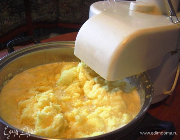 Натрите на мелкой терке сырой картофель и 2 небольших луковицы.