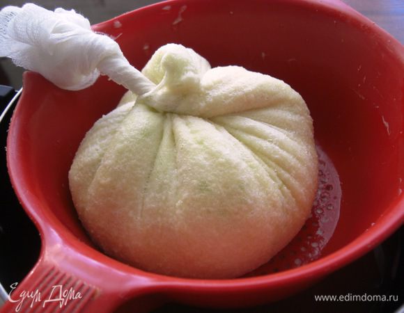 Картофельную сырую массу отожмите через марлю. Масса не должна быть очень сухая.