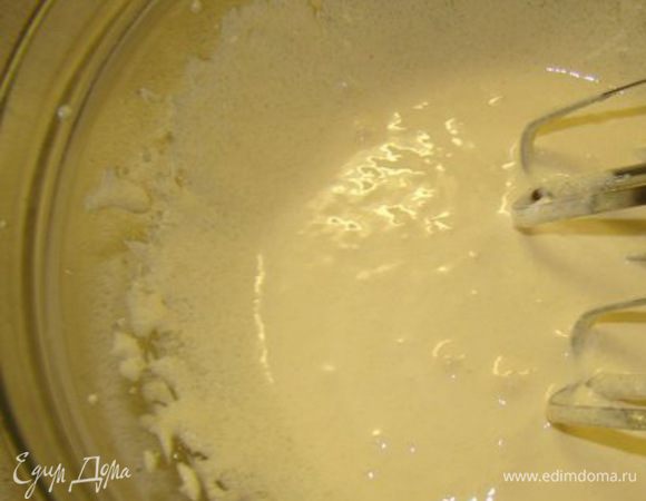 Желтки растереть с сахаром и предварительно растопленным маслом и добавить к муке