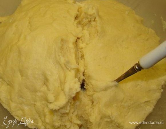 Всыпать рыхлитель для теста и замесить тесто.
 Разделить  его на   2  части и поместить на полчаса в холодильник