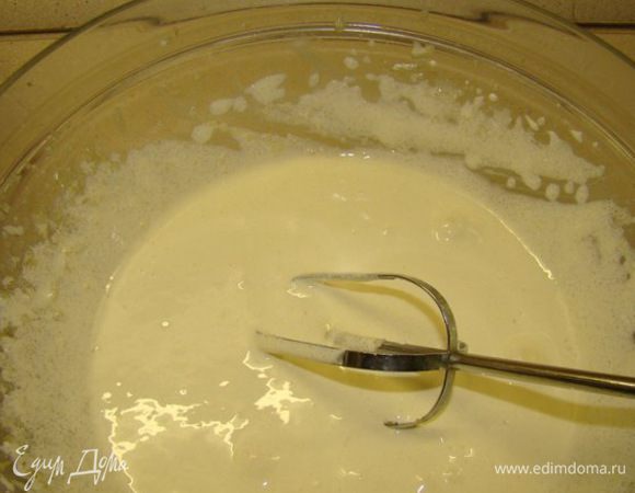 Яйца взбить с сахаром в густую пену