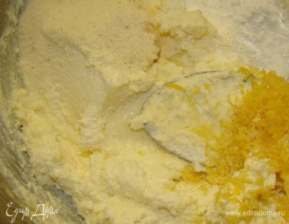 К творогу добавить масло (предварительно растопленное), манку, крахмал, тертый лимон (цедру и сок).Перемешать