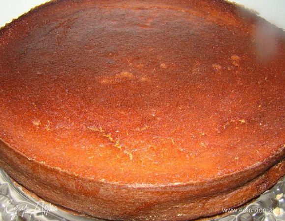  Корж вынуть из духовки и на него вылить творожную массу.Печь в духовке до готовности. Вынуть готовый корж и охладить