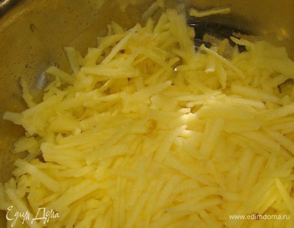 Яблоки очистить от кожицы, натереть на крупной терке, сок не отжимать