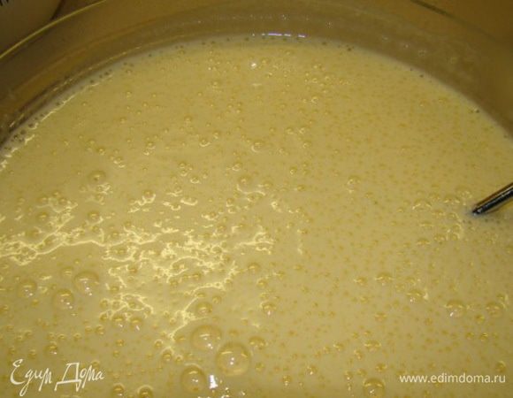 .Разделить желтки от белков.Желтки взбить с сахаром в пену