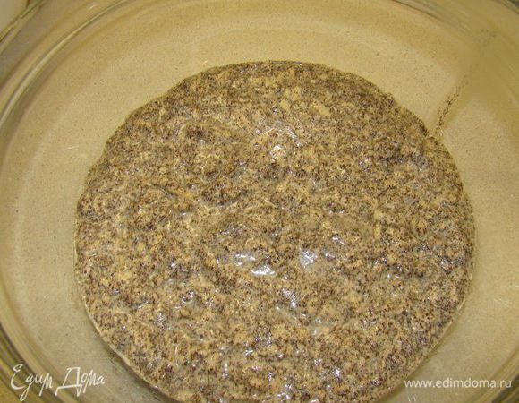  Мягкое масло  растереть с сахаром (0,5 стакана) и желтком (3 шт), добавить мак , натертые яблоки и все хорошо смешать.