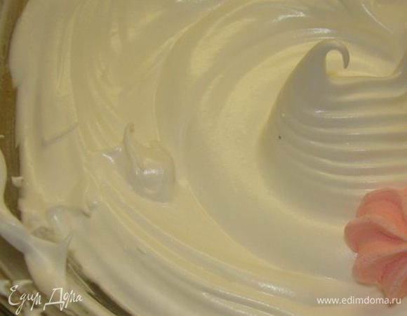 Всыпать рыхлитель для теста в манку, добавить к массе.
Влить взбитые с сахаром (0,5 стакана) белки (3 шт), легко и аккуратно их ввести, помешивая по часовой стрелке.