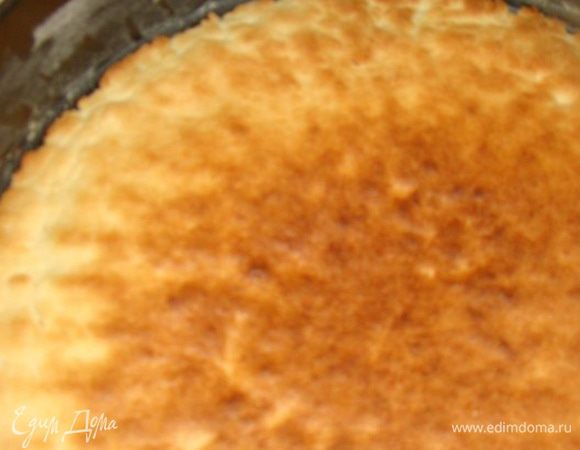 Дно формы смазать маргарином, посыпать мукой, выстелить вторую часть теста, поставить в духовку на 5 минут при 170 градусах.