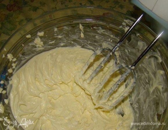 Взбить масло (300 г) со сгущенным молоком.
