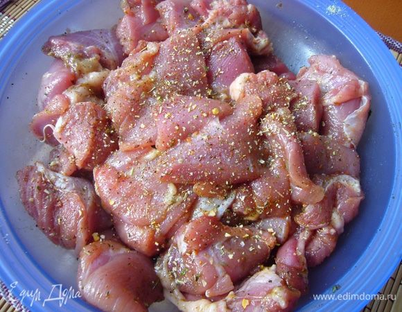 Мякоть индейки обсушить, нарезать кусочками со стороной 4 см. Обвалять в приправе "Итальянской", оставить на 15 мин. Такую приправу можно подготовить и самим, если нет готовой. 