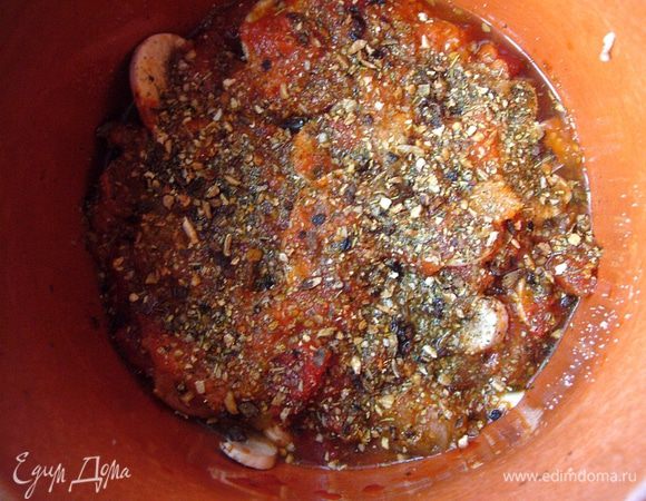 Помидоры опускаем в кипяток на минуту, затем в холодную воду, снимаем кожицу. Режем каждый помидор крупными дольками. Обжариваем на той же сковороде, где жарилось мясо, минут 5 на среднем жару. У меня были замороженные с осени помидоры, после разморозки они уже как тушёные, поэтому я просто сняла кожицу и порезала их на четвертинки. Выкладываем помидоры поверх мяса. Щедро посыпаем приправой "Песто с грибами". У кого нет такой приправы, посыпаем растолчёнными сухими грибами и итальянскими травами. В каждый горшочек выкладываем поверх помидоров по раздавленному зубчику чеснока.