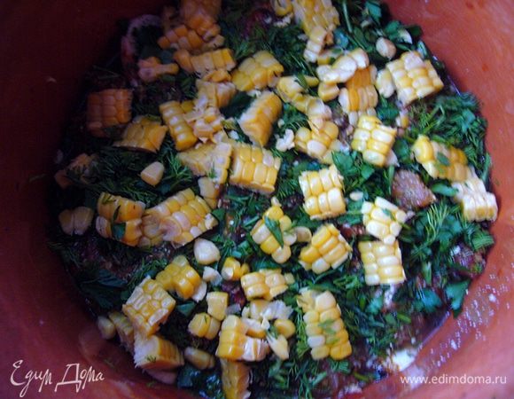 Зелень мелко рубим, у кукурузы срезаем продольно полосками зёрна, режем на кубики со стороной 2 см. Выкладываем в горшочек зелень и кукурузу. Количество кукурузы варьируем по желанию. Я положила больше, чем на фото. Для тех, кто не любит кукурузу (к таким относится мой муж), подготовим отдельный горшочек со слоем картофеля и без кукурузы:)  