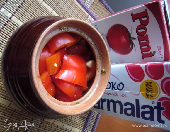 Болгарский перец режем крупными кусочками, выкладываем заключительным слоем.
Теперь подготовим соус, в котором всё будет томиться. Я взяла томатный соус из протёртых помидоров и молоко, потому что бульон у меня был довольно насыщенный утиный. Если бульон овощной, то можно взять сливки для соусов от 10 до 23% жирности. Смешаем соус и молоко (сливки), приправим солью и смесью перцев, распределим по горшочкам.