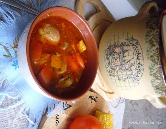 Выдерживаем горшочки при высокой температуре до начала закипания жидкости. Как только содержимое начало булькать (в маленьких горшочках на это уходит минут 30-40, в большом около часа), сразу же снижаем температуру до 160 гр. и томим суп до полного приготовления. Для маленьких горшочков примерно полтора часа, а для большого - минимум 2 часа. Учтите, что с картофелем время томления увеличится.
Готовый суп вынимаем из духовки и даём минут 20 настояться! За 5 минут до подачи можно посыпать суп тёртым пармезаном. Я посыпала после фотосессии:)