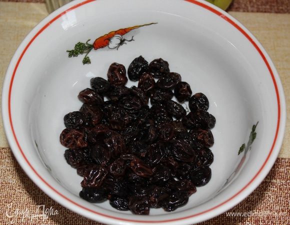 Приготовила изюм –залила кипятком на 10мин-воду слила