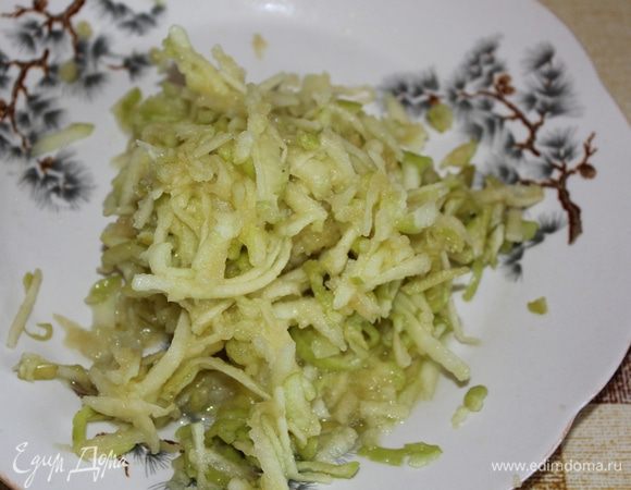 Натерла яблоко. Духовку поставила разогреваться до 180град