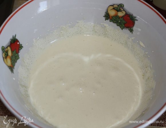 Желтки миксером взбила с сахаром