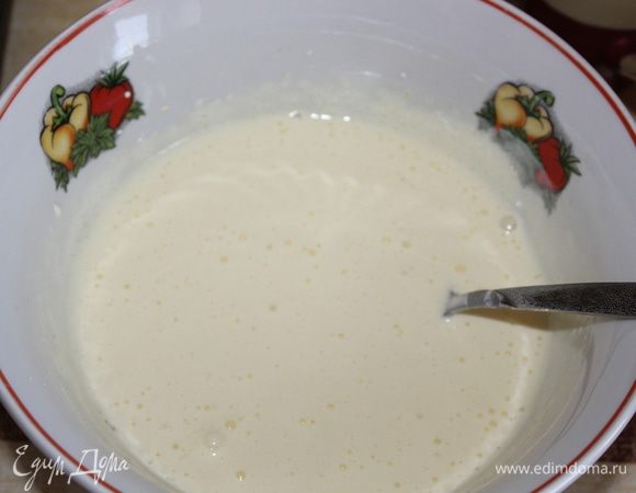 Дальше без миксера ложкой или лопаточкой.Все движения аккуратные снизу наверх.
В желтки с сахаром добавила сметану…
