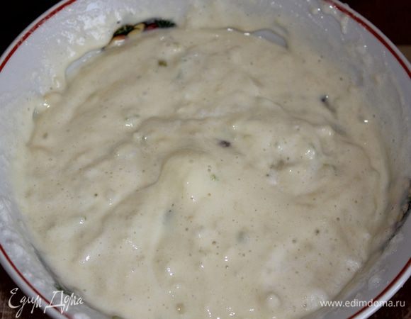 Далее добавила изюм перемешанный с небольшим количеством муки и яблоко...А теперь в три приема оставшиеся белки.