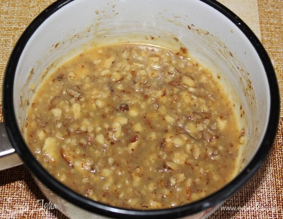 Для глазури орехи измельчила крупно, все ингредиенты смешала и проварила 3-4мин до загустения…