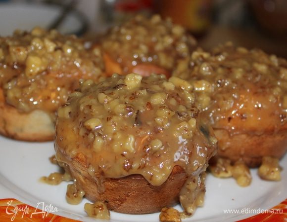 …и горячей полила маффины.
Глазури хватило на 6 штук,пришлось варить еще.