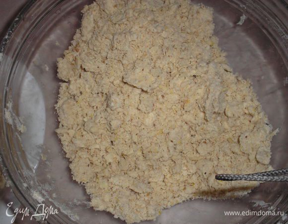 Муку соединить с орехами, сахаром, ванильным сахаром, солью, имбирем, цедрой. Добавить мелко рубленый маргарин и растереть в крошку.