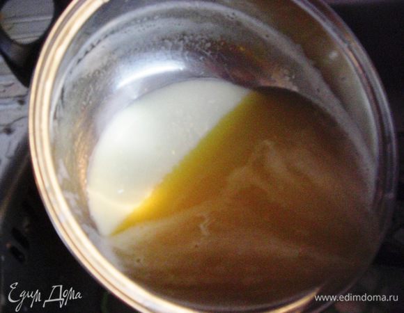 Картофельный сок не выливайте. Oн немного постоит, a на дне посуды соберется свежий крахмал. Этот крахмал нужно добавить к сырой картофельной массе. Оставьте 20 г крахмала, ниже я объясню, для чего.