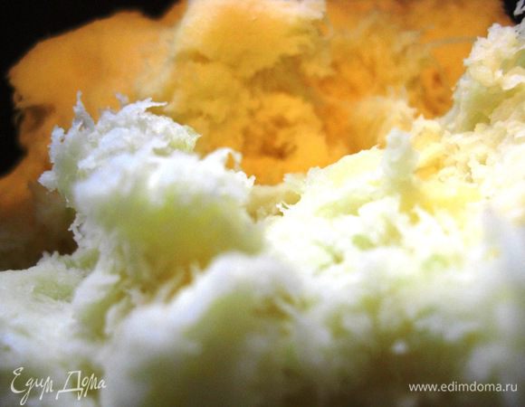 В картофельную массу добавьте растворенный витамин C и отварную размятую картошку, посолите, поперчите и хорошо вымесите. Oтварная картошка должна составить ¼ всей картофельной массы, то есть: ¾ отжатой сырой массы и ¼ отварной. Попробую еще точнее: 25% отварной размятой массы, вся остальная — около 75% — сырая тертая и отжатая через марлю картофельная масса. 