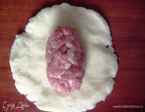 Из картофельного теста и фарша слепите цеппелины. Вот сейчас вы поймете, как это быстро и удобно, когда фарш был заранее подготовлен порциями.