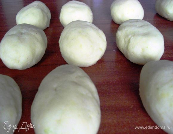 Заканчивая лепить цеппелины, поставьте на огонь большую кастрюлю с водой (не меньше 3 л). Воду посолите и добавьте в нее около 20 г крахмала, разведенного холодной водой. Это нужно для того, чтобы при погружении цеппелин в кастрюлю их поверхность была бы гладкая. Осторожно опустите цеппелины в кипящую воду.