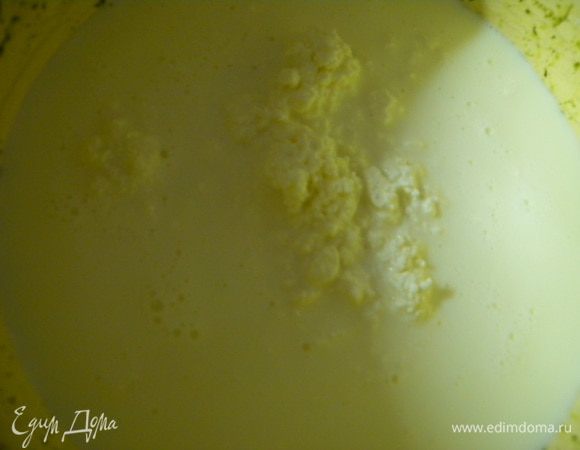 Замесить мягкое место. 200 г творога + йогурт + 1 яйцо+ сода+соль. У меня творог зернистый, поэтому я добавила немножко молока и взбила его погружным блендером.  И муки столько, сколько возьмет тесто. Оно должно быть мягким но не липнуть в рукам. Разделить на 8 кусочков. 