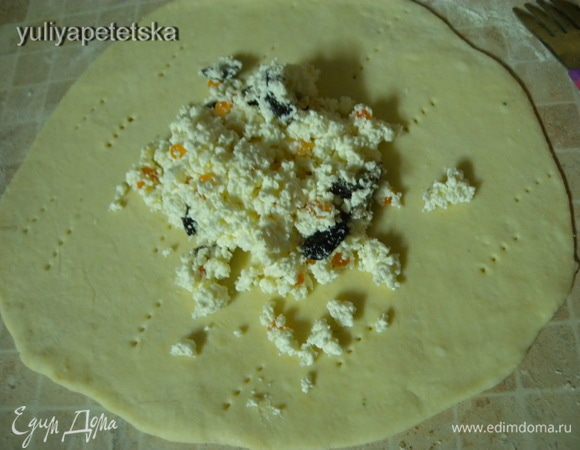 Раскатать не сильно лепешку. В серединку много начинки. 