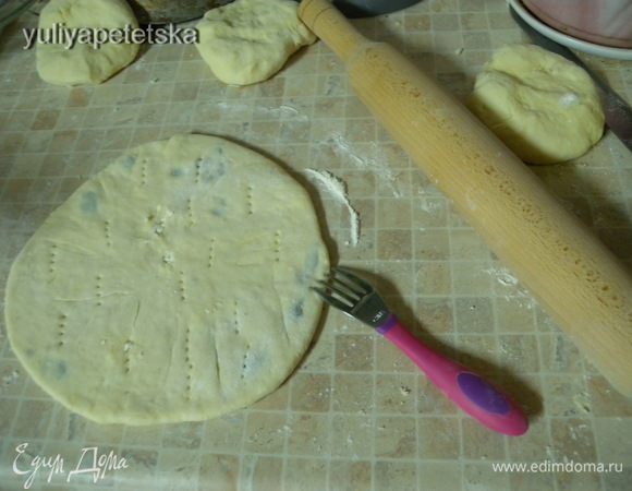 и раскатать аккуратно. Наколоть сильно вилкой. Должно получится толщиной около 1 см. 