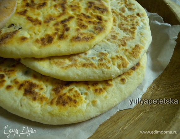 Поджарить. Правильнее сказать "подпечь", так как на горячей сковородке без масла и без крышки на среднем - средне-большом огне с обеих сторон. Только быстро, чтобы икра не успела свариться. Тогда будет интересно, когда она лопает на зубах. Я один подпекла с закрытой крышкой и шарм сырой икры пропал. Приятного вам аппетита!