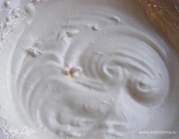 Приготовим бисквитное основание. Для этого соединим вместе яйца, сахарный песок, ванильный сахар, лимонную цедру и соль, подогреем до 45 градусов на водяной бане. Сначала взбиваем интенсивно, затем в течение 10 минут медленнее. Именно так масса приобретает нужную степень пористости. 