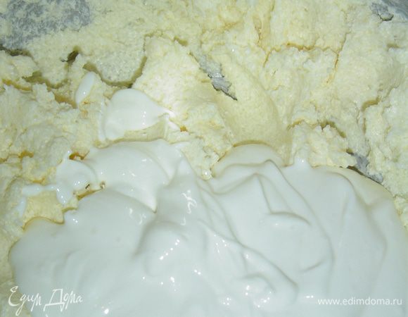 Теперь приступаем к приготовлению еще одного коржа. Для этого размягченное сливочное масло растираем с сахаром, затем добавляем сметану,соду,соль и муку и замешиваем тесто.