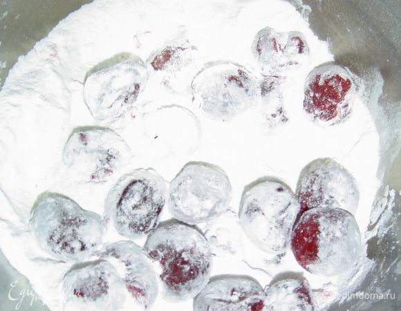 Достаем вишню из морозильной камеры, высыпаем в миску, добавляем крахмал, обваливаем вишню так, чтобы каждая вишенка полностью была в крахмале.