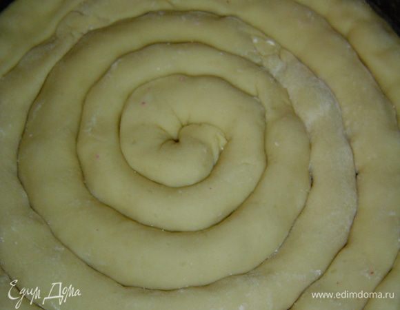 а затем сворачиваем рулетиком(а можно вишню положить в центр и защипать края). Рулетики соединяем между собой и выкладываем в форму,смазанную маслом или застеленную пергаментной бумагой, улиткой.