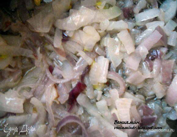 В сковороде/сотейнике разогреть пару ложек оливкового/растительного масла, обжарить измельченную луковицу, на небольшом огне, до прозрачного состояния (не допуская потемнения), 4-5 минут. Увеличить огонь, в сотейник плеснуть вино и выпарить его пару минут, пока не уйдет резкий алкогольный запах. 