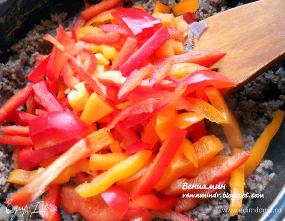Присоединить произвольно нарезанный перец, готовить несколько минут, а впрочем, это зависит от желаемой степени мягкости перца.